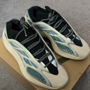 *MINT CONDITION* Yeezy Boost 700 V3 Kyanite
